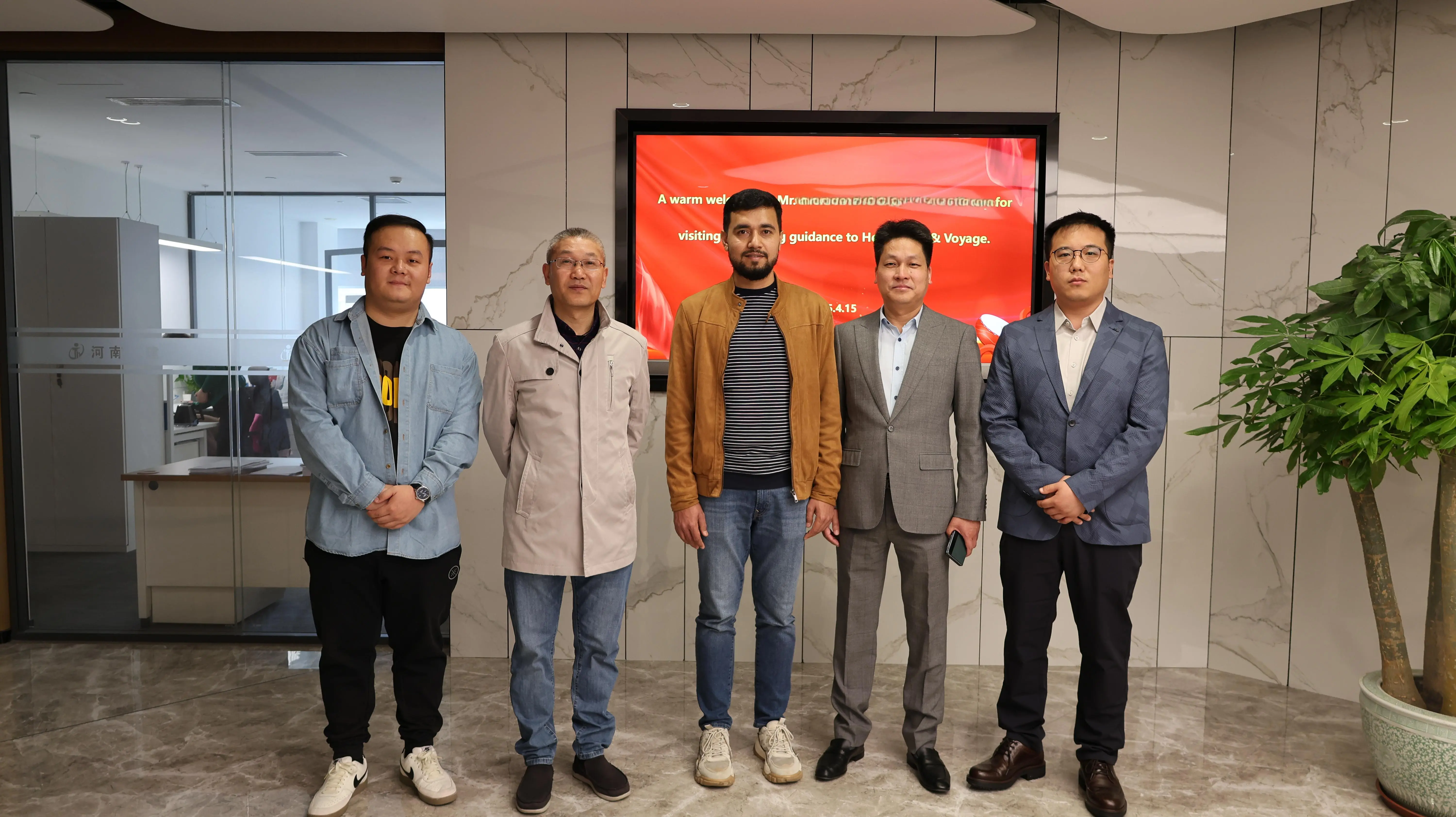 Commemorative photo of both parties.